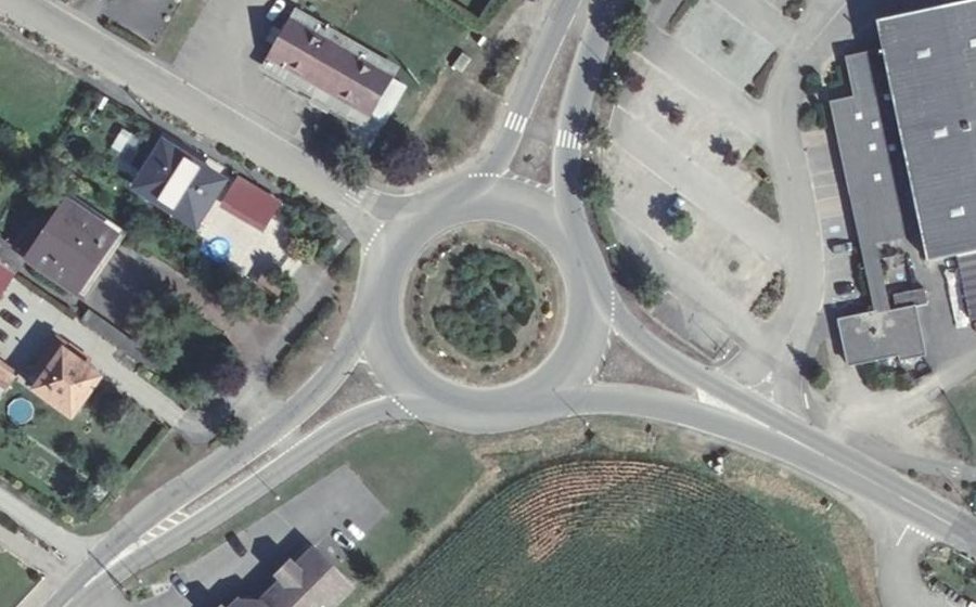 Vue aérienne du Rond-point anonyme n°129370936