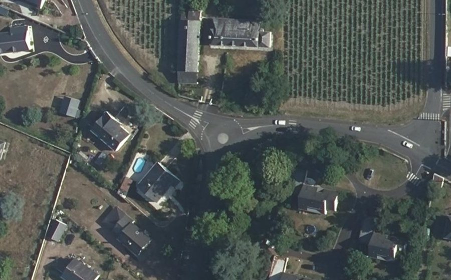Vue aérienne du Rond-point anonyme n°129395671