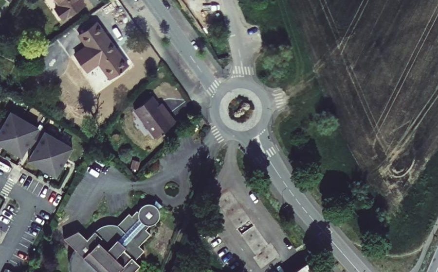 Vue aérienne du Rond-point anonyme n°129399513