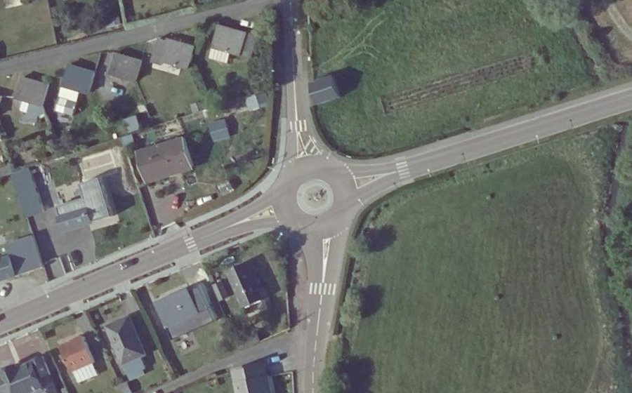 Vue aérienne du Rond-point anonyme n°129468271