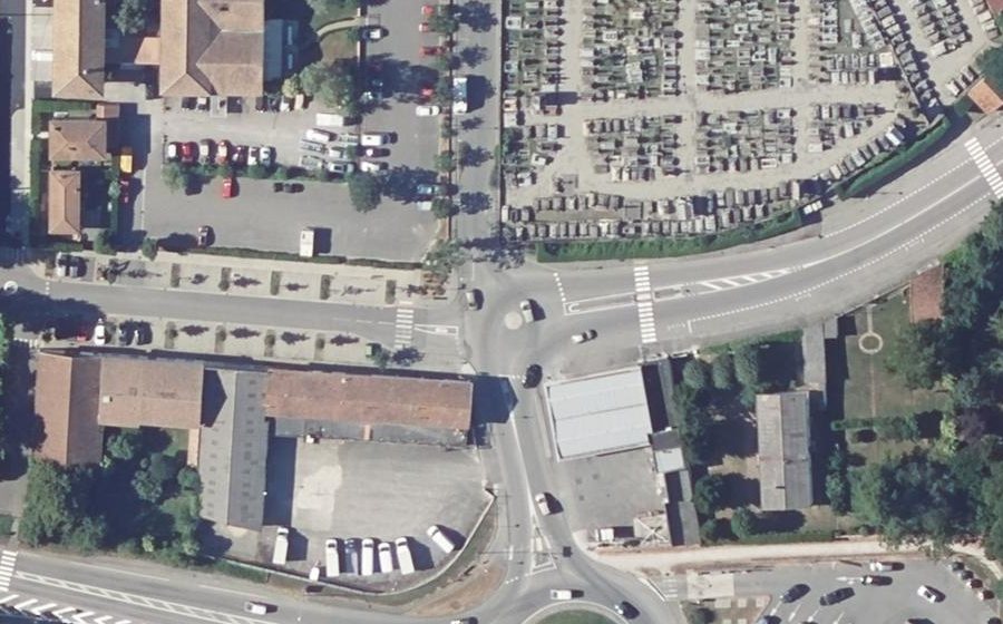 Vue aérienne du Rond-point anonyme n°129471620