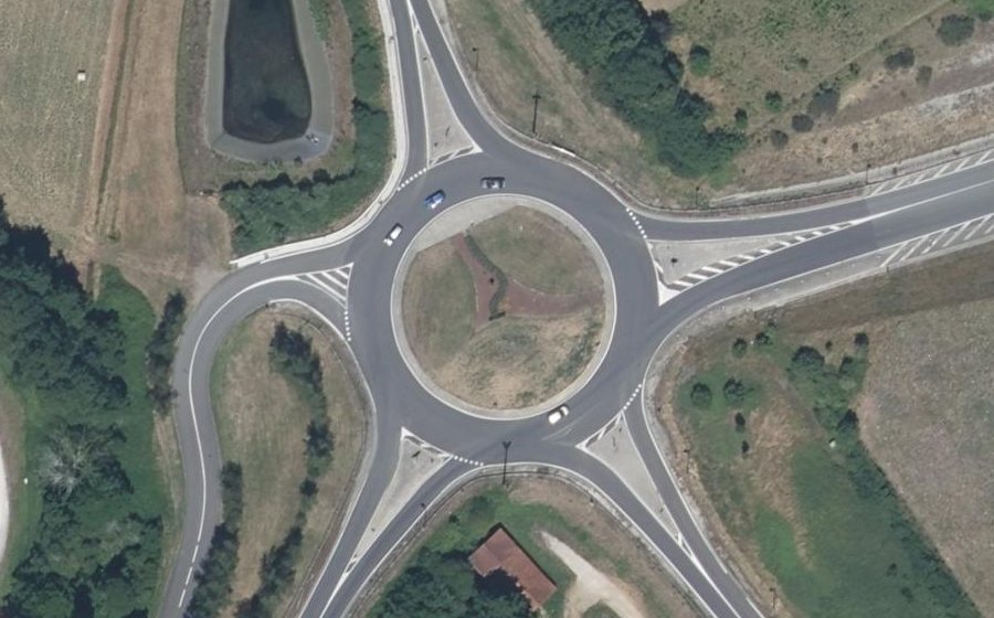 Vue aérienne du Rond-point anonyme n°129482606