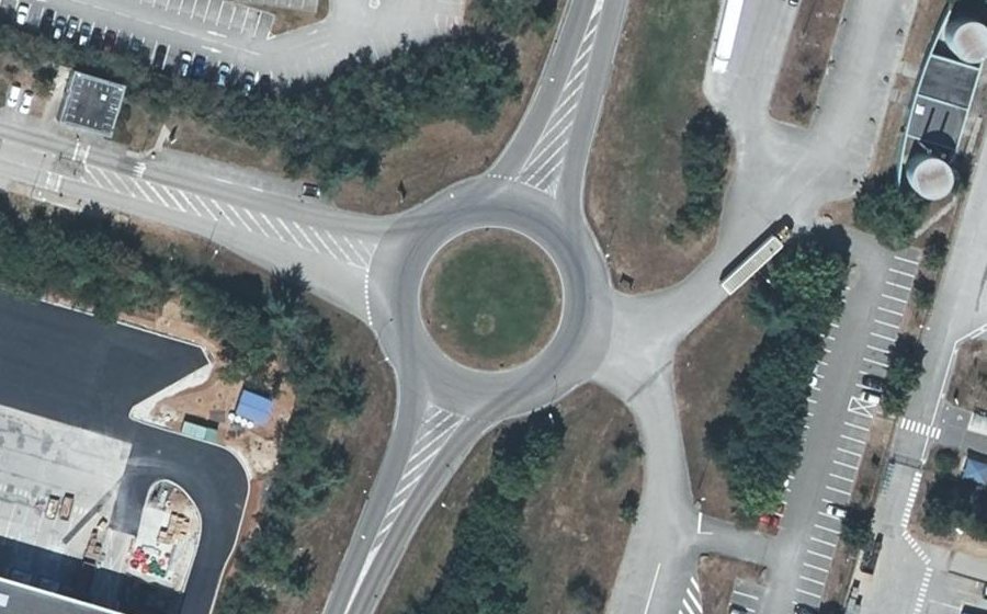 Vue aérienne du Rond-point anonyme n°129516144