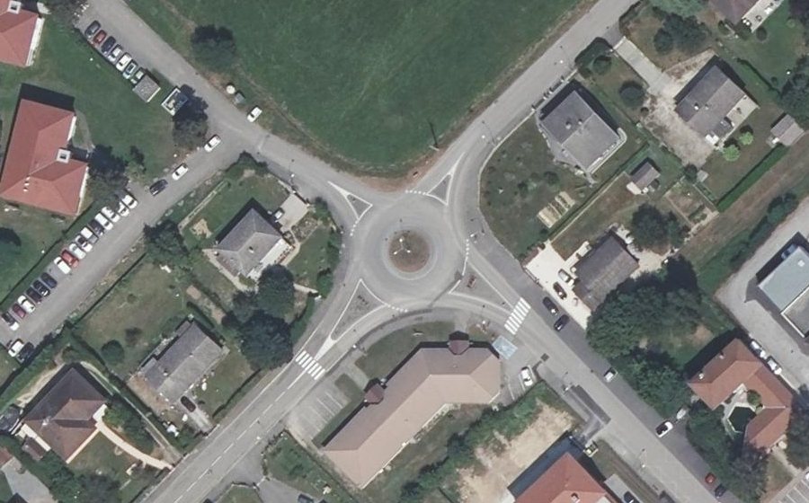 Vue aérienne du Rond-point anonyme n°129519973