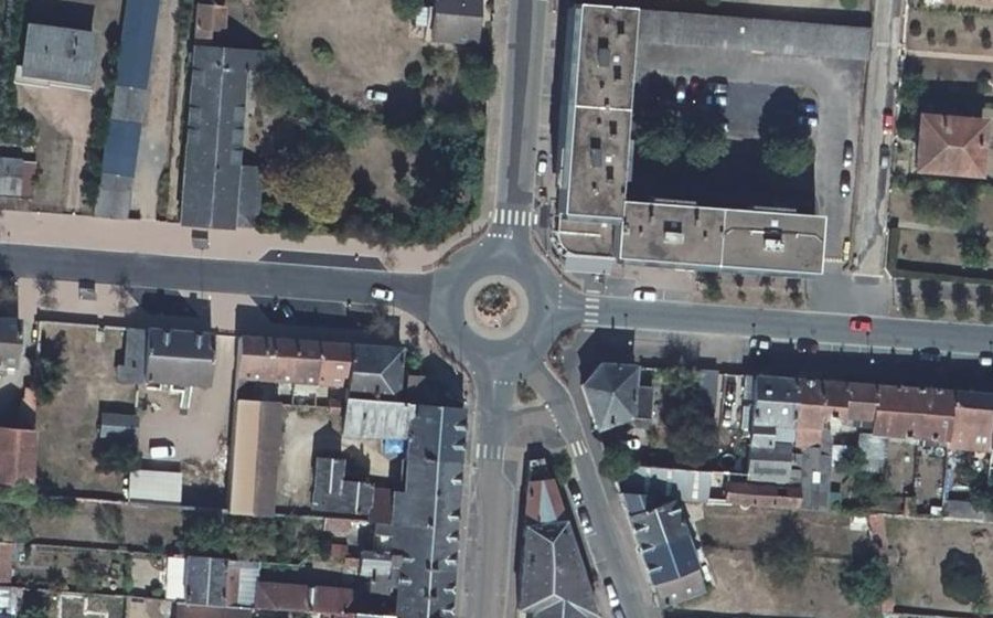 Vue aérienne du Rond-point anonyme n°129536136