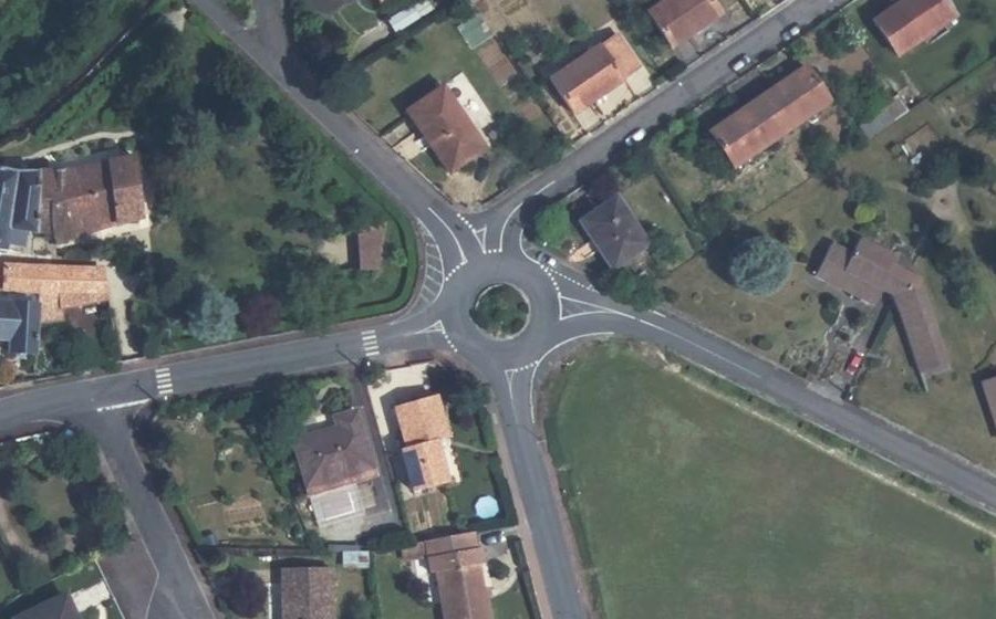 Vue aérienne du Rond-point anonyme n°129537286