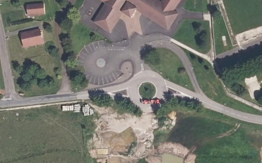 Vue aérienne du Rond-point anonyme n°129546243