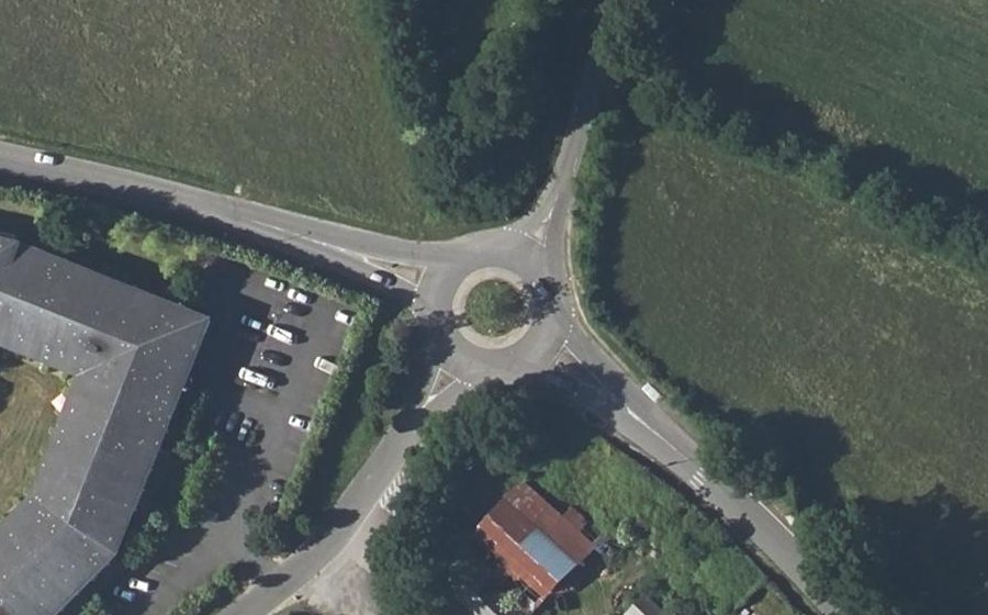 Vue aérienne du Rond-point anonyme n°129559529