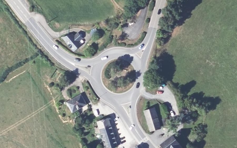 Vue aérienne du Rond-point anonyme n°129585121