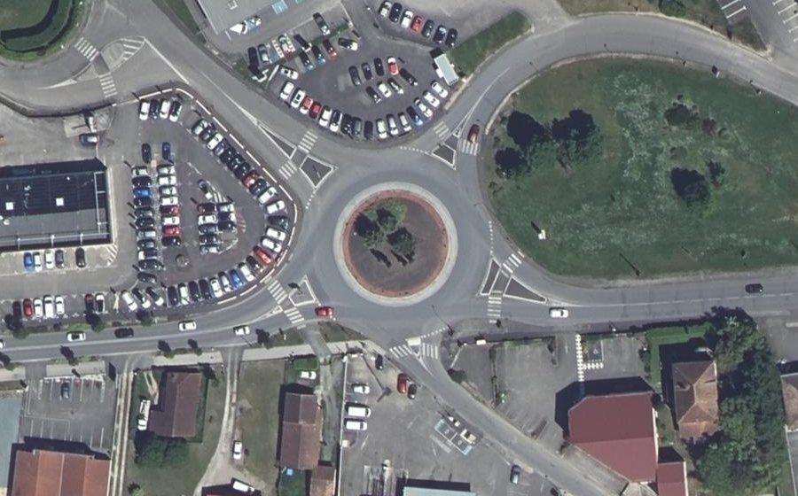 Vue aérienne du Rond-point anonyme n°129625455