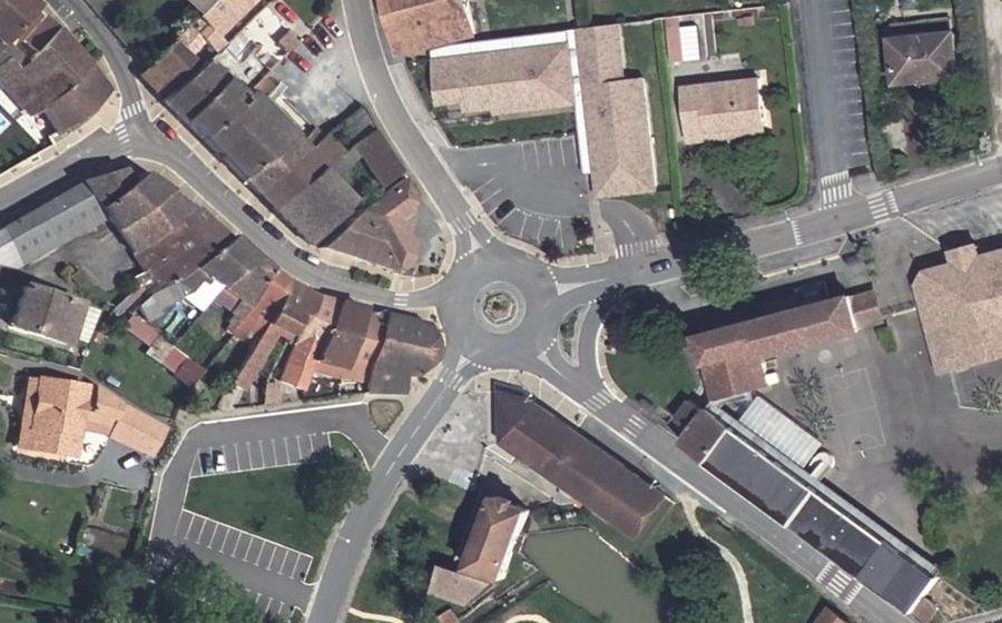 Vue aérienne du Rond-point anonyme n°129625505