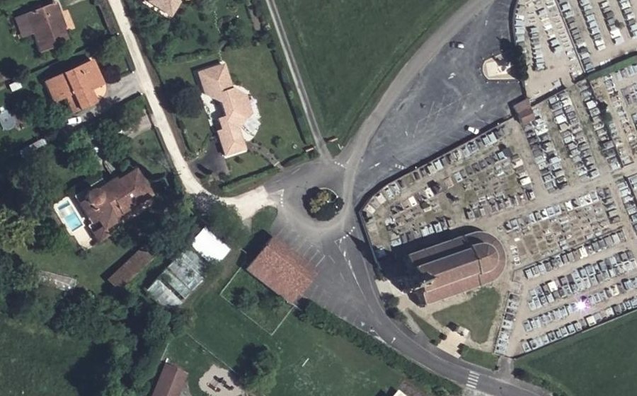 Vue aérienne du Rond-point anonyme n°129625506