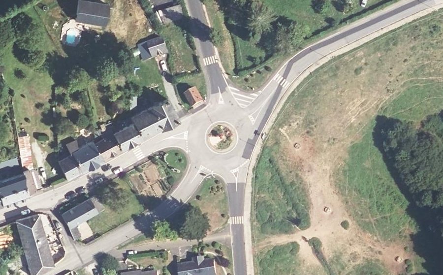 Vue aérienne du Rond-point anonyme n°129639882