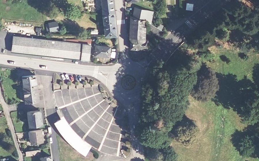 Vue aérienne du Rond-point anonyme n°129639885