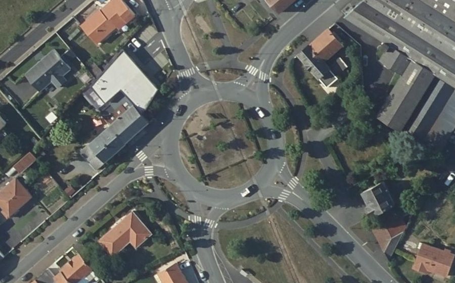 Vue aérienne du Rond-point anonyme n°129663381