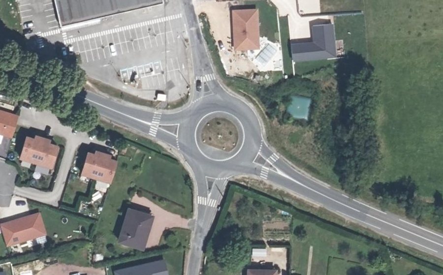 Vue aérienne du Rond-point anonyme n°129692585