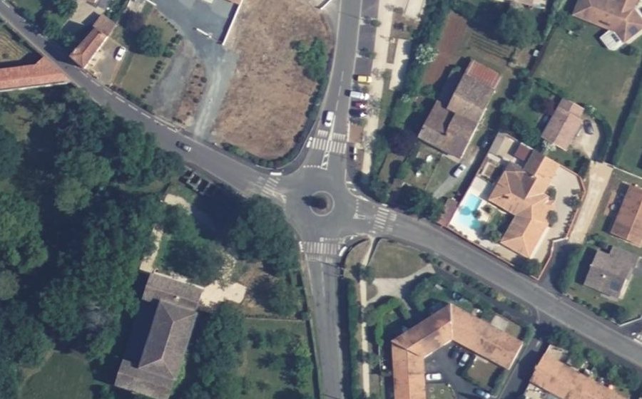 Vue aérienne du Rond-point anonyme n°1297472811