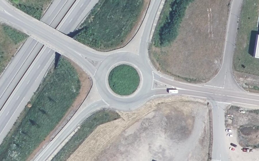 Vue aérienne du Rond-point anonyme n°129753966
