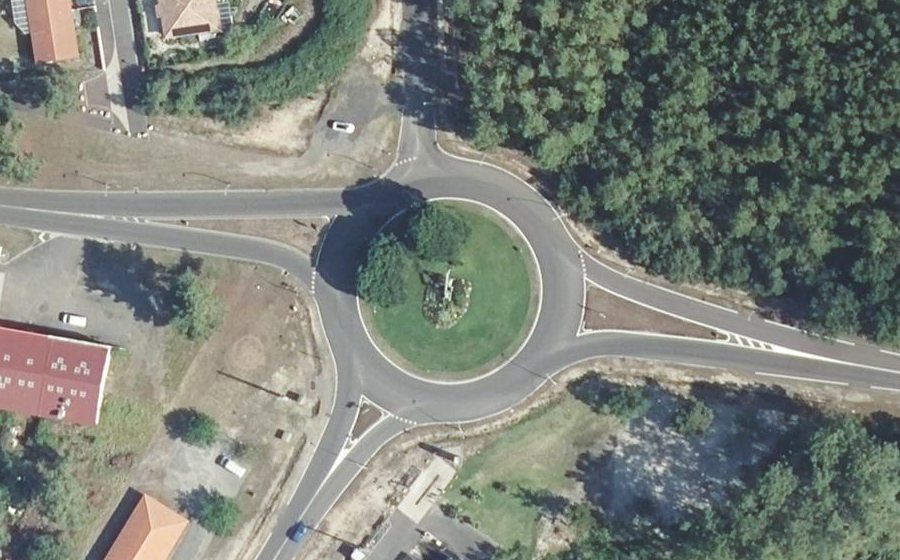 Vue aérienne du Rond-point anonyme n°129766542