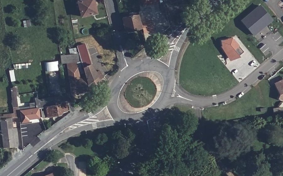 Vue aérienne du Rond-point anonyme n°129773271