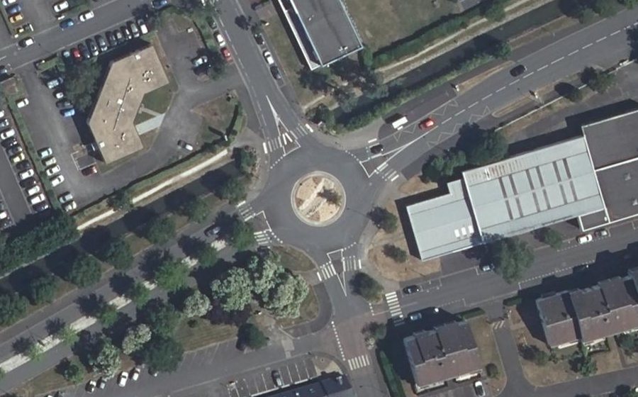 Vue aérienne du Rond-point anonyme n°129791750