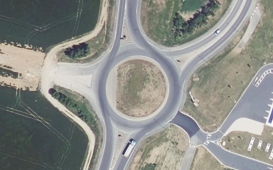 Vue aérienne du Rond-point anonyme n°129796988