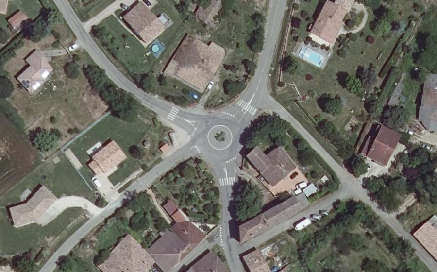 Vue aérienne du Rond-point anonyme n°129798284