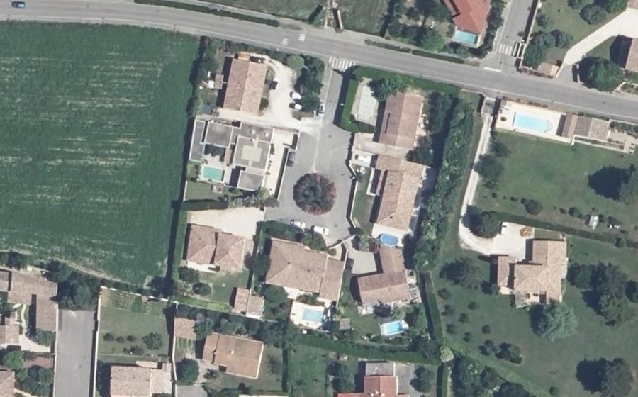 Vue aérienne du Rond-point anonyme n°129821104