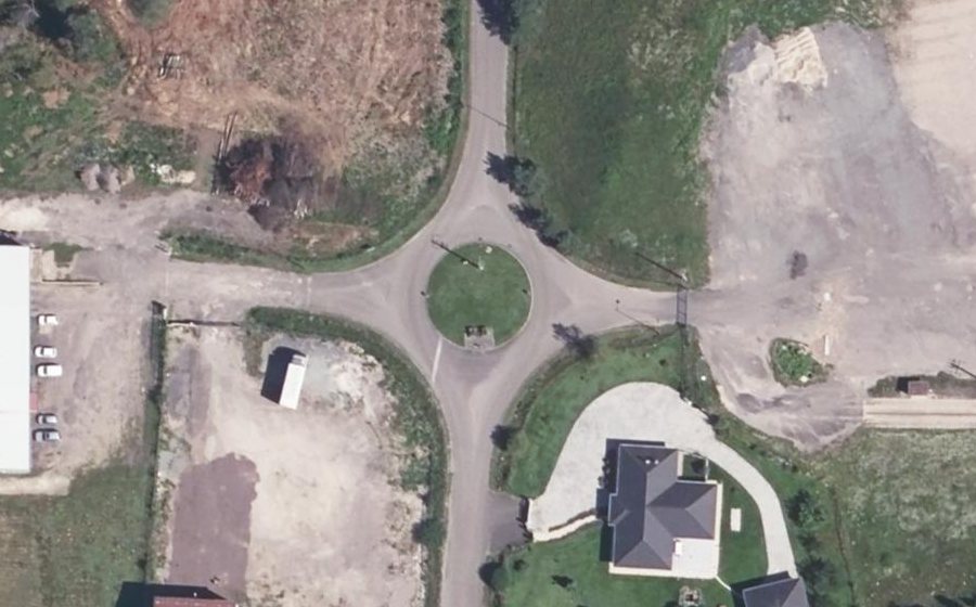 Vue aérienne du Rond-point anonyme n°129821452