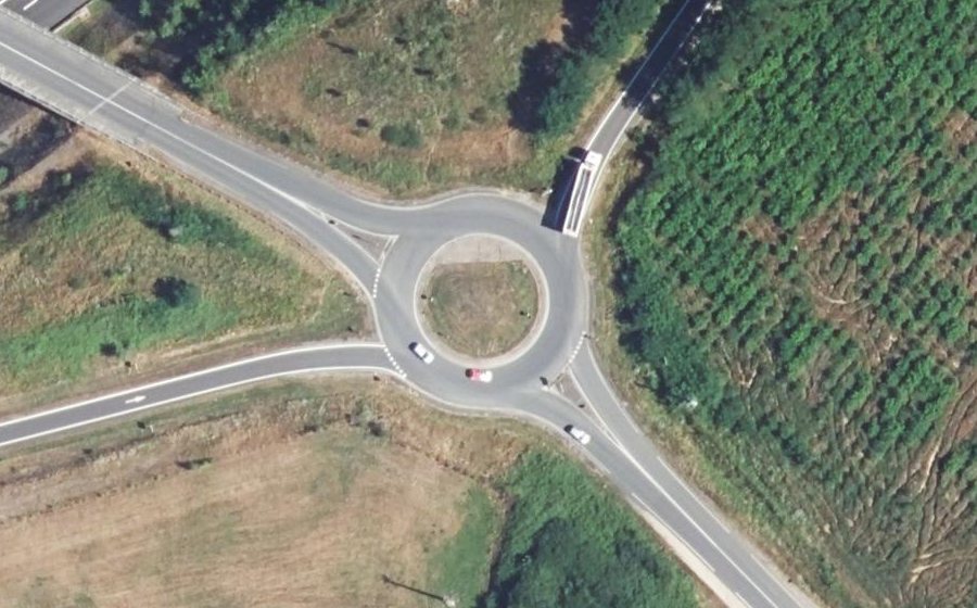 Vue aérienne du Rond-point anonyme n°129825245