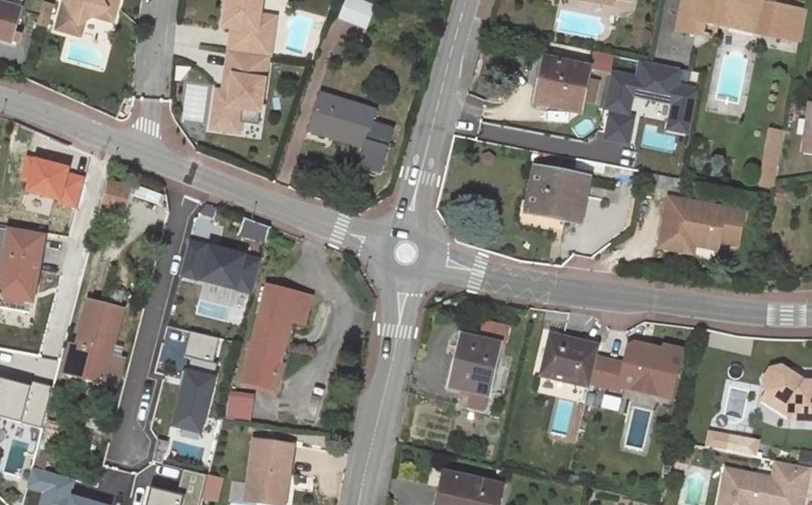 Vue aérienne du Rond-point anonyme n°129832099