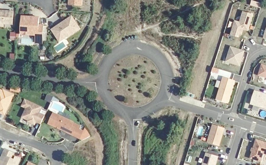 Vue aérienne du Rond-point anonyme n°129833706