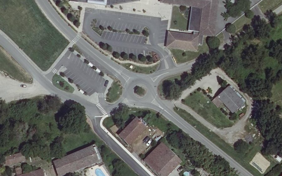 Vue aérienne du Rond-point anonyme n°129839774