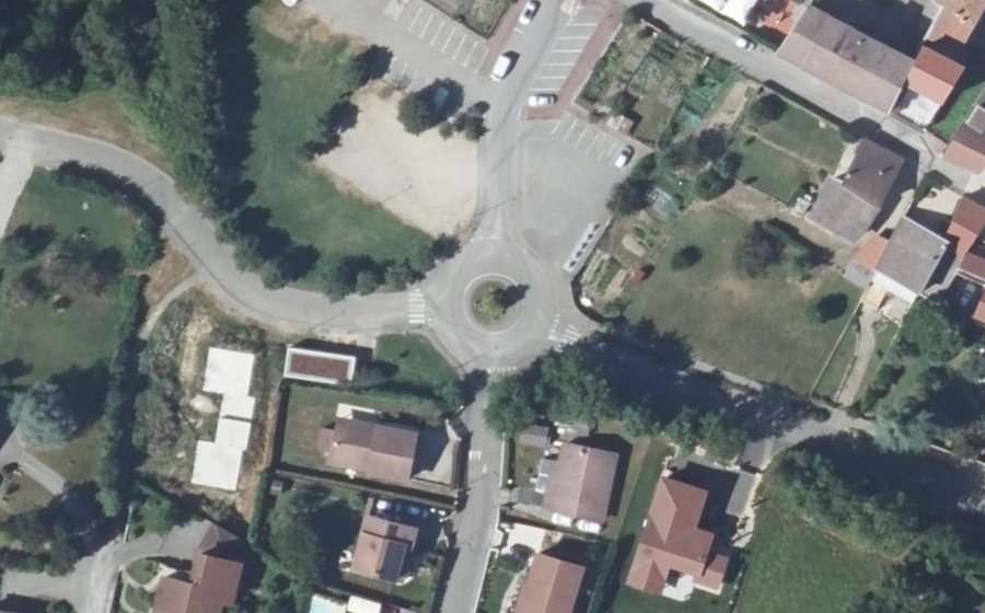 Vue aérienne du Rond-point anonyme n°129840141