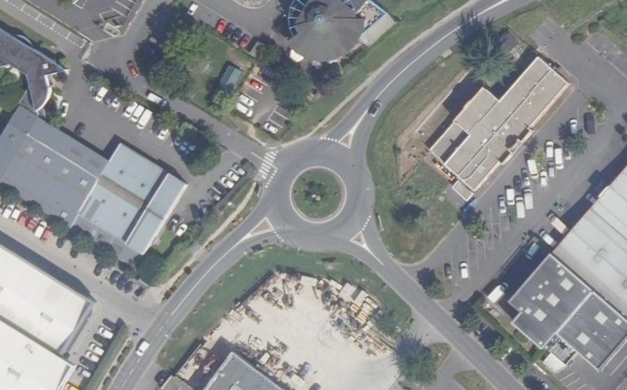 Vue aérienne du Rond-point anonyme n°129842031