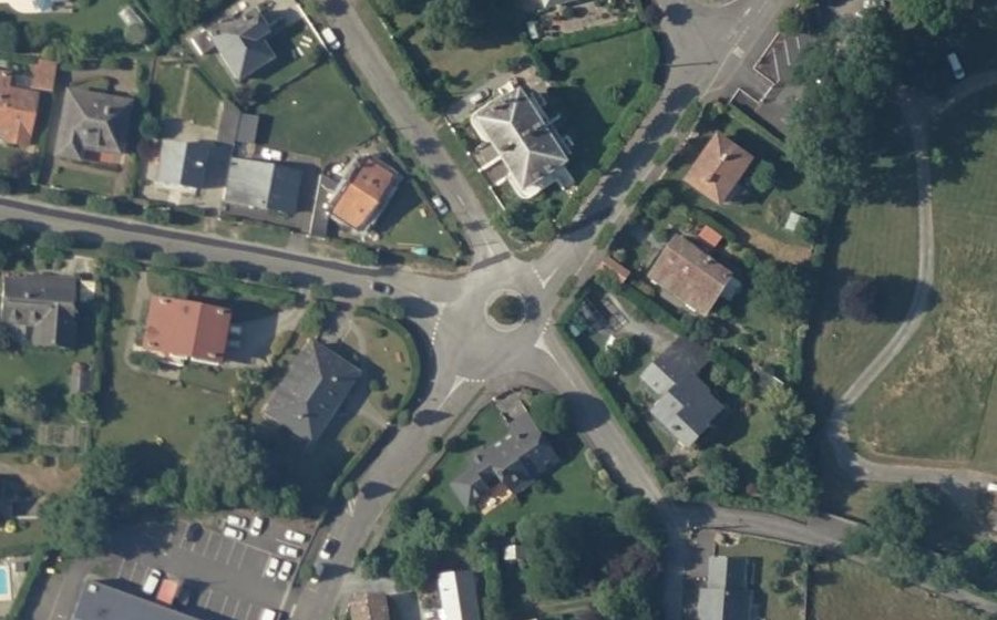 Vue aérienne du Rond-point anonyme n°129849400