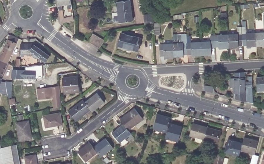 Vue aérienne du Rond-point anonyme n°129871884