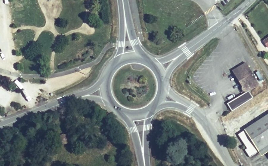 Vue aérienne du Rond-point anonyme n°129888447