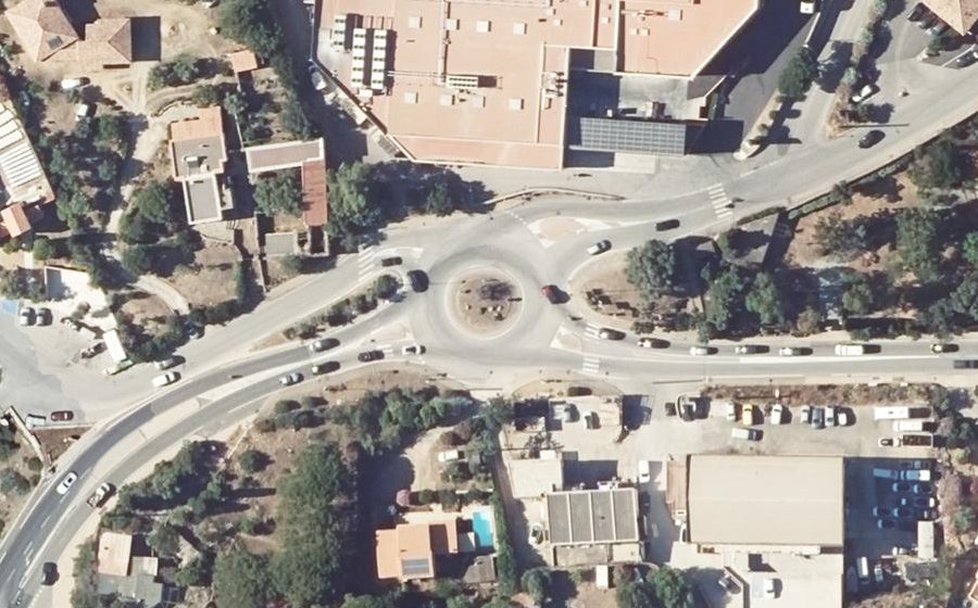 Vue aérienne du Rond-point anonyme n°129903679
