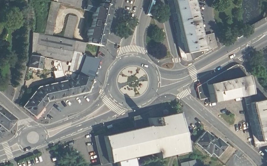 Vue aérienne du Rond-point anonyme n°129973829