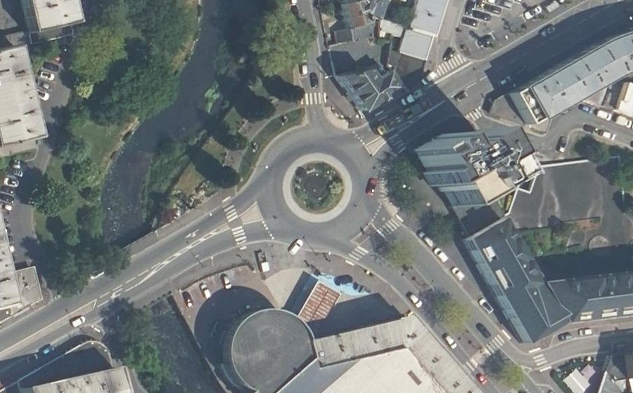 Vue aérienne du Rond-point anonyme n°129973841