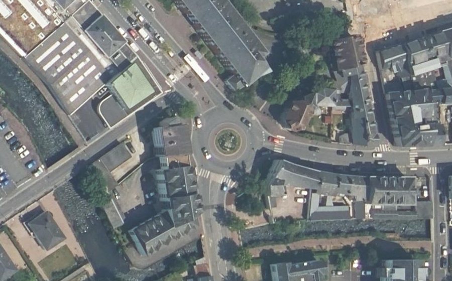 Vue aérienne du Rond-point anonyme n°129975081