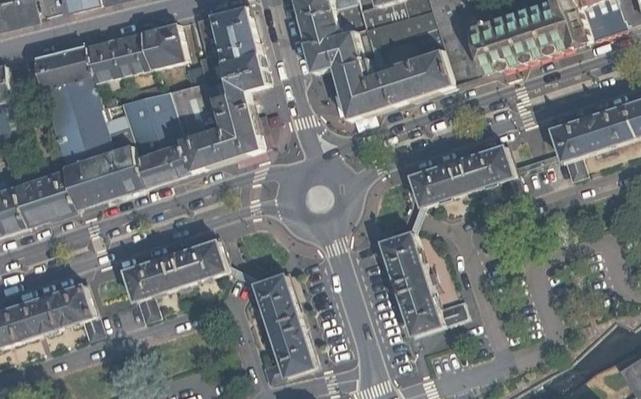 Vue aérienne du Rond-point anonyme n°129978755