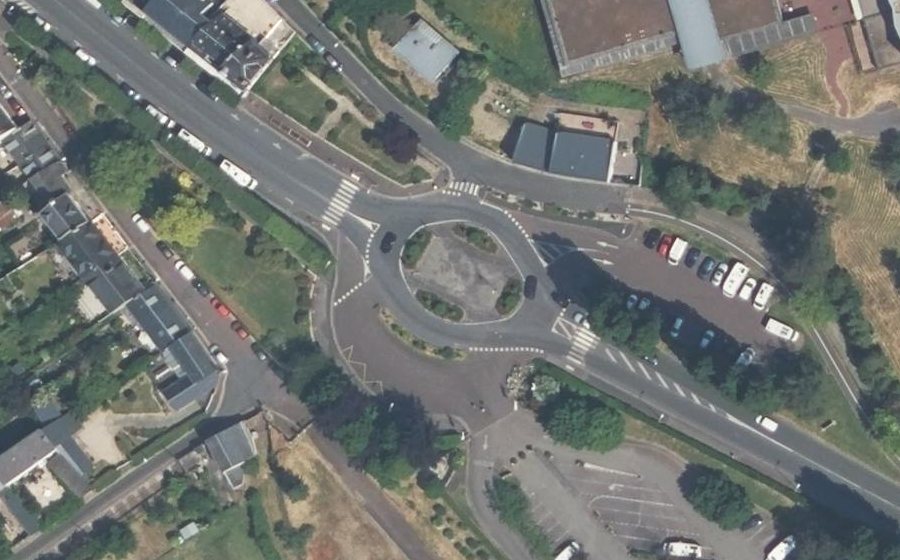 Vue aérienne du Rond-point anonyme n°129991593