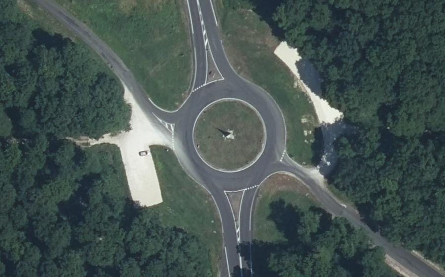 Vue aérienne du Rond-point anonyme n°129993710