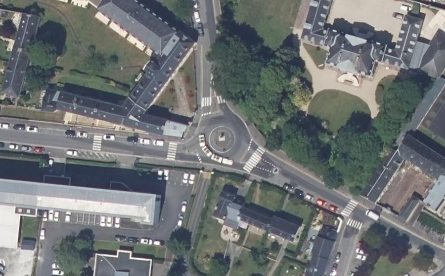 Vue aérienne du Rond-point anonyme n°130043281