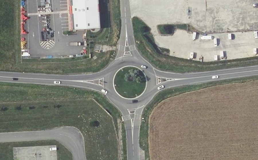 Vue aérienne du Rond-point anonyme n°130053975