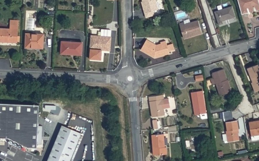 Vue aérienne du Rond-point anonyme n°130061037