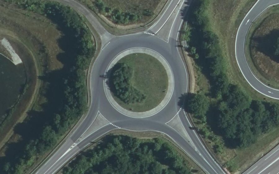 Vue aérienne du Rond-point anonyme n°130061075