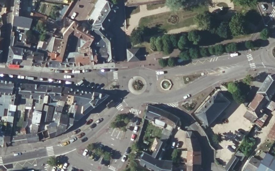 Vue aérienne du Rond-point anonyme n°130089822